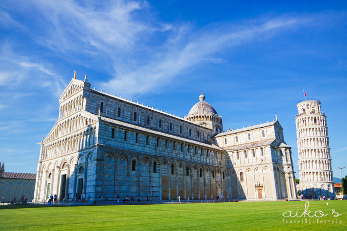【歐遊42天】義大利必去～比薩斜塔Torre di Pisa，就像在綠茵草皮上的白色模型玩具。