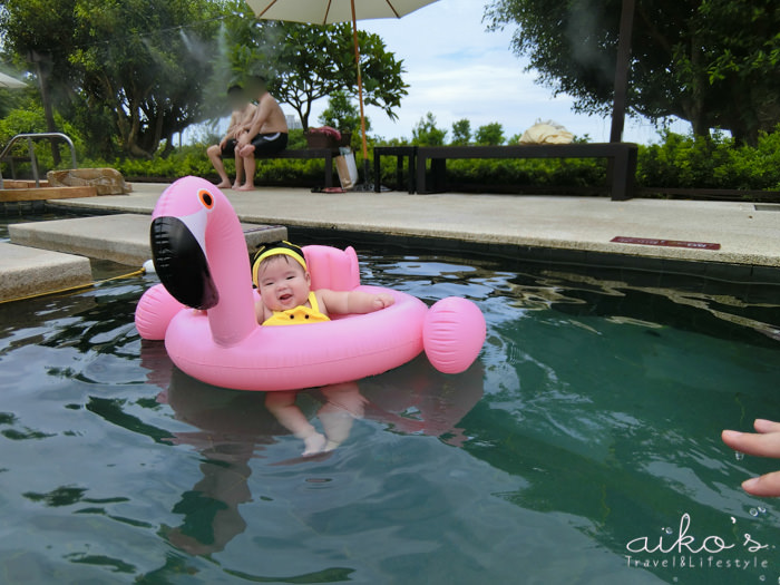 【關於時髦】寶寶第一次戲水準備物品：游泳尿布、小蜜蜂泳衣、紅鶴泳圈。