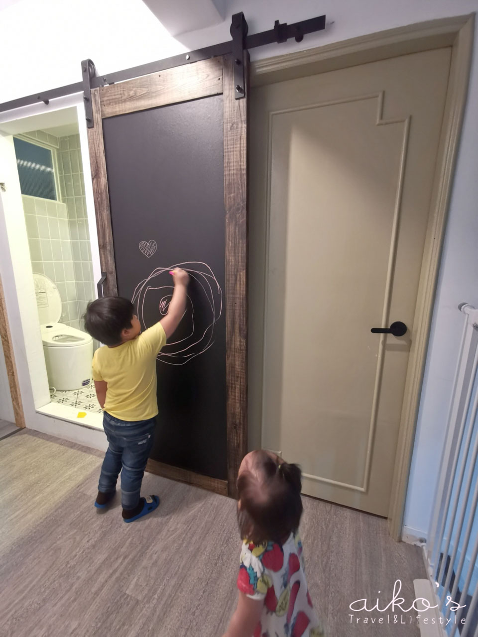 【30年老透天】親子宅改造：連身鏡、黑板雙面穀倉門～裁短上護木漆後貼黑板壁貼！