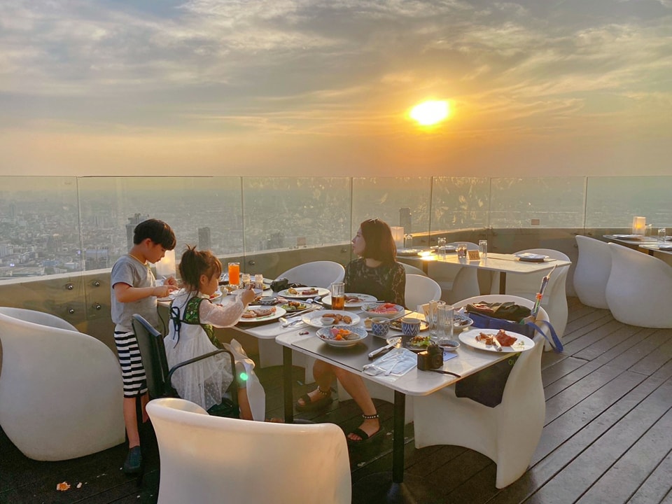 【泰國曼谷】81F高空賞景吃美食，五小時超大河蝦、牛排任你吃只要1500還能免費上觀景台@Baiyoke Sky Hotel高空自助餐。