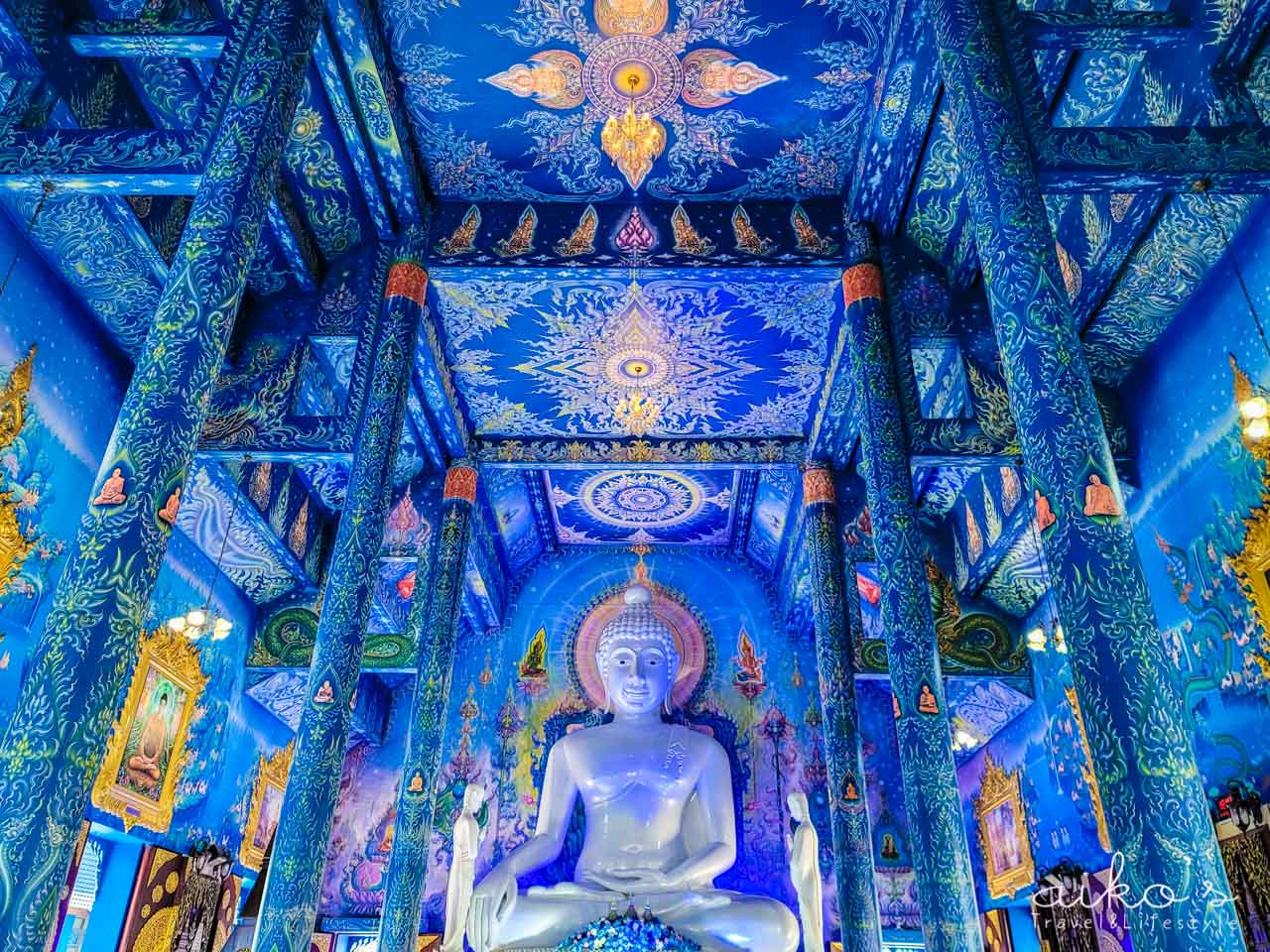 【泰國清邁】清萊藍廟｜Wat Rong Suea Ten，被星空下的藍色調包圍的舞虎寺～必吃藍系椰子冰