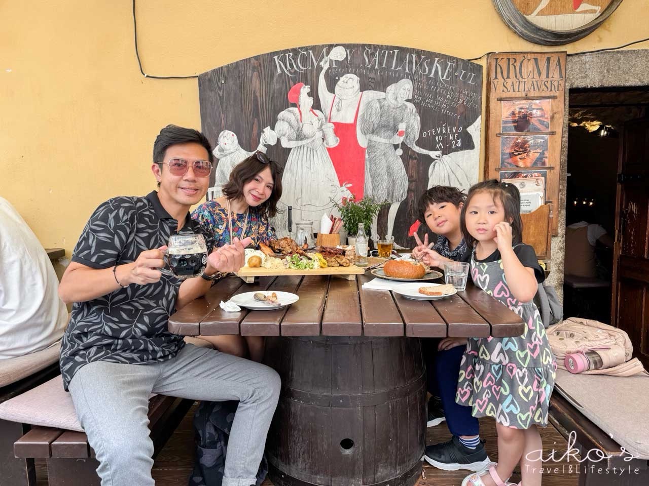 【捷克自助】CK小鎮美食～庫倫洛夫必吃地窖餐廳｜Krčma Šatlava，滿滿的肉量讓你吃到怕！