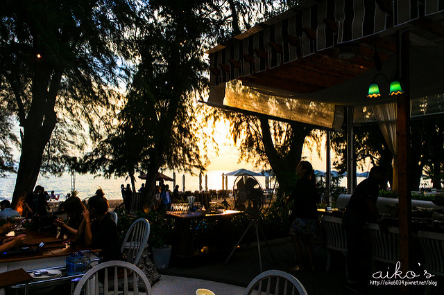 【遊芭達雅】推薦餐廳：夢幻夕陽海景餐廳The Glass House、Cabbages＆Condoms保險套餐廳。