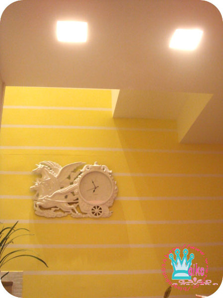 【手作DIY】美麗又可愛的嫩黃條紋梯間壁紙高牆