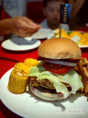 【漢堡大亨】Nemo Burgers 夜店運動風！尼莫漢堡，厚切牛排漢堡是王道～