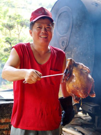 【新竹新埔】老闆的笑臉，酥脆的燜雞，造就了劉家莊的美味關係！