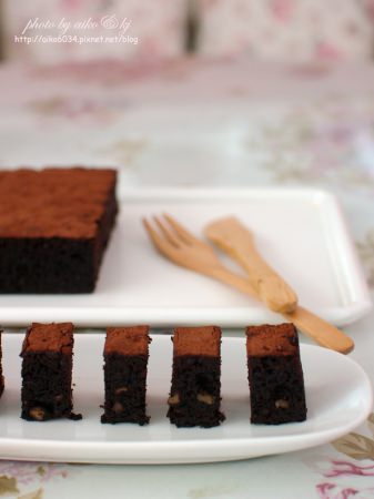 【團購美食】金格經典深黑巧克力蛋糕，香醇濃郁不膩口呢！