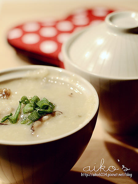 【中式料理】LC再登場～白色LE CREUSET 26CM開鍋，來熬鍋濃郁的香菇皮蛋粥吧！