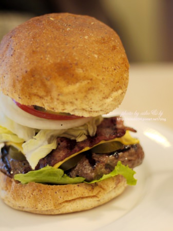 【漢堡大亨】台灣牛做的牛肉排好好吃～ｐｈａｔ，會想再訪的漢堡店！